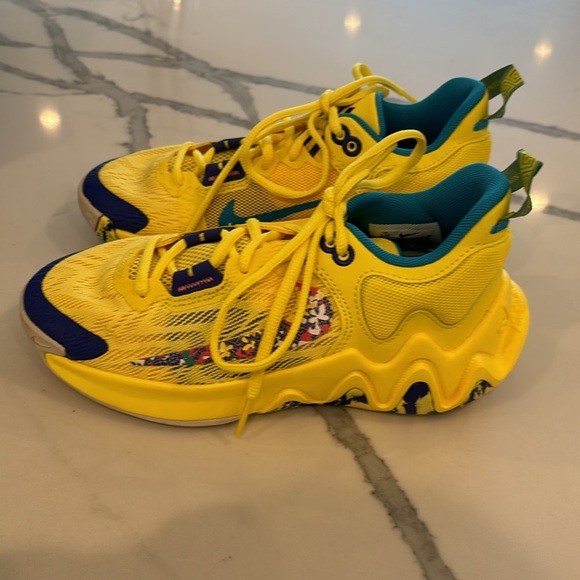 Brand new Nike Antetokounmpo yellow boys sneaker size 3.5 - Picture 3 of 5
